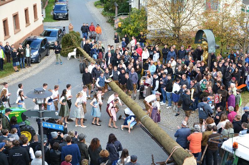 Vor dem Austanzen mussten die Paare am „Massenrichter Kirwabaum“ vorbei. - Foto von Fritz Dietl