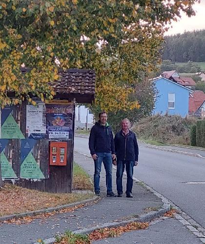 Den beiden Kemnather CWU-Stadträten Manfred Birner (l.) und Josef Werner (r.) sind der barrierefreie Ausbau der Bushaltestelle an der Staatsstraße 2399 und das Aufstellen eines neuen Bushäuschens schon länger ein Anliegen. Nun haben sie einen Antrag an den Stadtrat der Stadt Schnaittenbach gestellt. - Foto von Werner Schulz