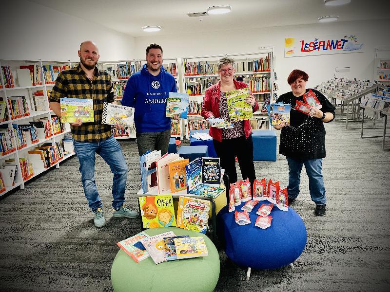 Aus dem Erlös verschiedener Aktionen kaufte Round Table (RT) Amberg 29 Bücher und 13 Tonies (Hörspiele) im Gegenwert von 560,00 EUR für die Stadtbibliothek. Die Spenden übergaben (von links) Bastia Prechtl und Stefan Fuchs als Vertreter von RT an Leiterin Bettina Weisheit und Mitarbeiterin Sabine Gilch.  - Foto von Uschald