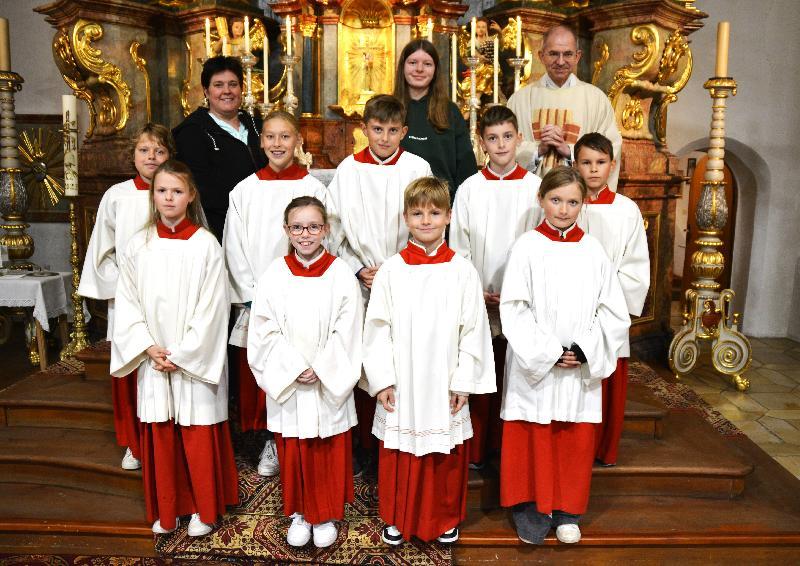 Pfarrer Johann Hofmann re. hinten und Gemeindereferentin Barbara Schlosser li. hinten, verabschiedeten 5 langjährige Ministrantinnen u. Ministranten und konnten 7 Kinder im Kreis der Messdiener begrüßen.  - Foto von Fritz Dietl