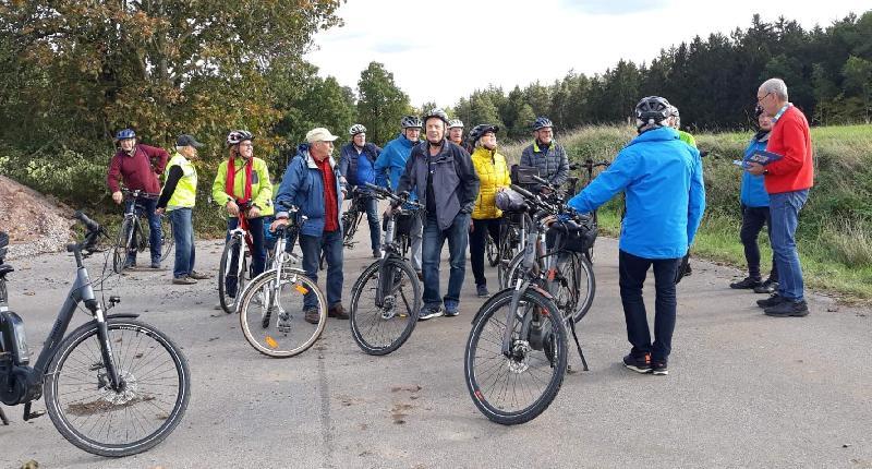 Auf ihrem Wallfahrtsweg zur Atzmannsrichter St. Wolfgangs-Kirche machten die Radler unterwegs Halt zur Besinnung und zum Gebet. Rechts im Bild: Wallfahrtsleiter Wolfgang Weih. - Foto von Werner Schulz