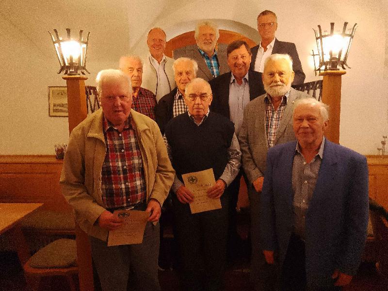 Bei der Jahreshauptversammlung der Gebietsversammlung Hirschau-Schnaittenbach im Schlosskeller wurden langjährige Mitglieder geehrt. Vorne v l.: Hans Schlosser, Lorenz Kummer (beide 50 Jahre), Engelberth Mirbeth (40) und Heinz Steinkohl (25), 2. Reihe v. l.: Karl-Heinz Schwandner (50), Franz Dorfner (40) und stellv. GVW-Vors. Martin Meier, hinten v. l.: Bgm. Marcus Eichenmüller (Schnaittenbach), GVW-Vors. Hubert Ritz (40) und Bgm. Hermann Falk (Hirschau). - Foto von Werner Schulz