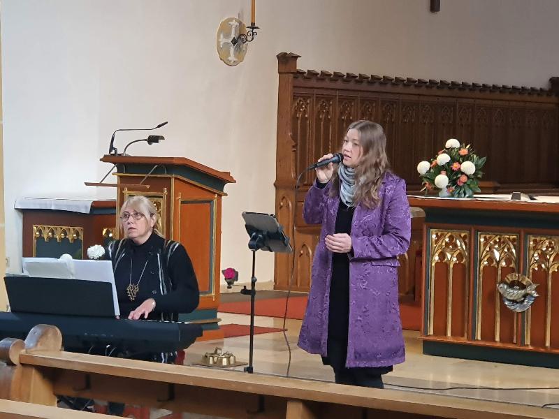 „Amoi seng ma uns wieda“ – Musik zum Abschied! Unter diesem Titel gestalteten Melanie Dotzler (r.), alias Sängerin Mièl, und die Pianistin Iryna Hermann (l.) zwei  besinnliche Andachten in der Hirschauer Stadtpfarrkirche Mariä Himmelfahrt und in der Amberger Wallfahrtskirche Maria Hilf. - Foto von Werner Schulz