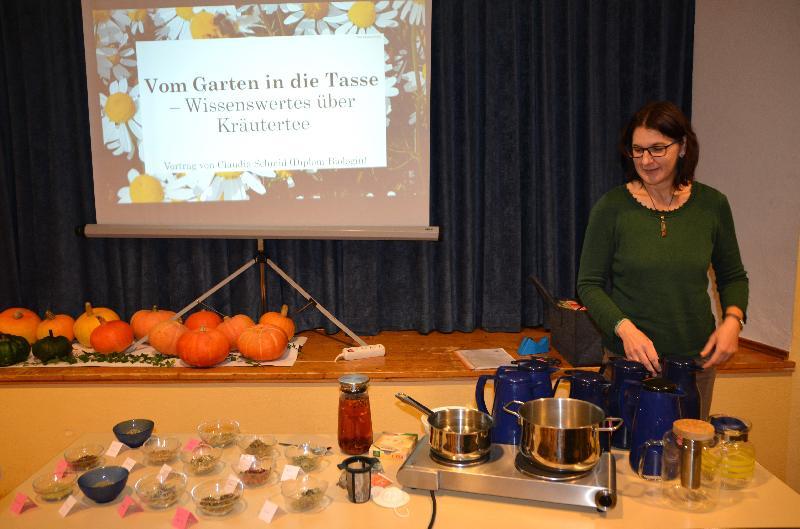 Viele interessante Informationen zu den verschiedenen Kräutertees hatte die Diplom Biologin Claudia Schmid, für die Teilnehmer beim Jahresabschluss der Blumen- und Gartenfreunde. - Foto von Fritz Dietl