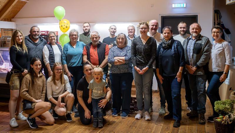 Zu einem vollen Erfolg wurde das 5. Steiningloher Weinfest. 2017 hatte es auf Initiative des damaligen Ortssprechers Erich Stauber (2.v.r.) Premiere gefeiert. Die große Stauber-Verwandtschaft und eine Reihe nicht verwandter Dorfbewohner hatten einmal mehr zusammengeholfen. Ob und wie das Fest weitergeführt wird, ist noch ungeklärt. Die Staubers wollen sich etwas zurückziehen. - Foto von Werner Schulz