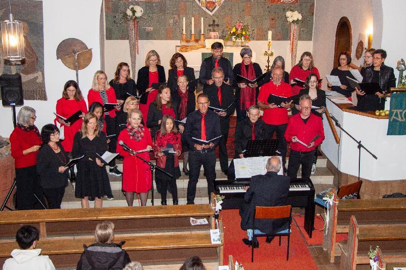 Der Chor „Heavenbound“ will auch das Amberger Publikum mit traditionellen Spirituals, modernen Gospelsongs und neuen deutschen Lieder mit geistlichem Inhalt begeistern. - Foto von Uschald