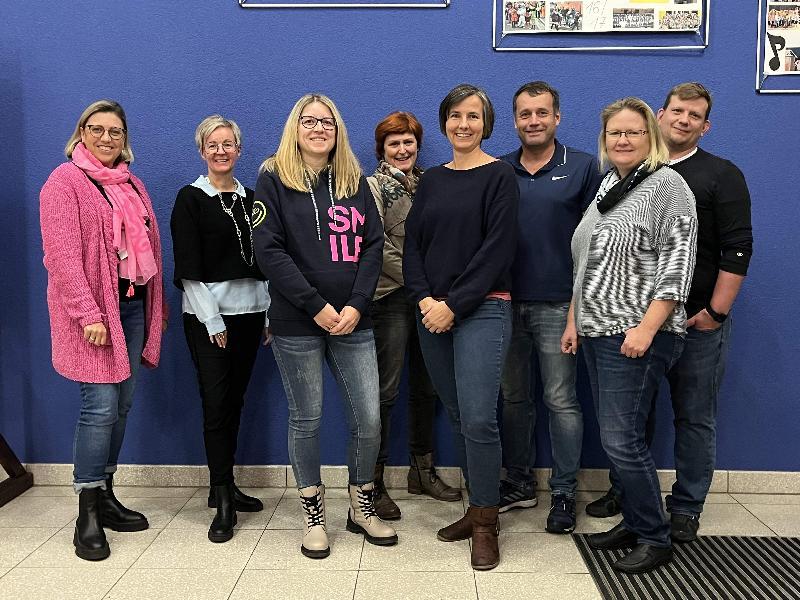 Einstimmige Ergebnisse erbrachten die Neuwahlen des Fördervereins „Freunde der Grund- und Mittelschule Schnaittenbach“. V. l.: : Caroline Wagner, Rektorin Michaela Bergmann, stellv. Vorsitzende Steffi Escherl, Gabriele Schindler, Irmi Birner, 2. Bürgermeister Uwe Bergmann, Nadine Markert und Andreas Gallner - Foto von Werner Schulz