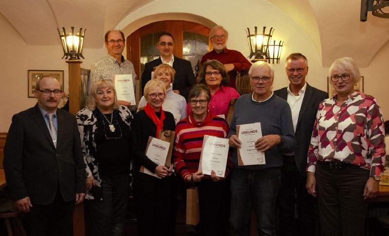 Vor 25 Jahren gründete sich aus der Schola des katholischen Pfarrei der Gemischte Chor des Gesangvereins 1860. Vorne v. l.: Sängerkreisvors. Karl Hermann, Vors. Renée Ehringer-Hoffmann, Gabi Meindl, Elisabeth Ernstberger, Peter Butschek, Bgm. Hermann Falk, Schriftführerin Brigitte Schwarz, 2. Reihe v. l.: Evelyn Högl, Christine Hadley, hinten v. l.: Michael Högl, Christian Fink und Hans Meindl. - Foto von Werner Schulz