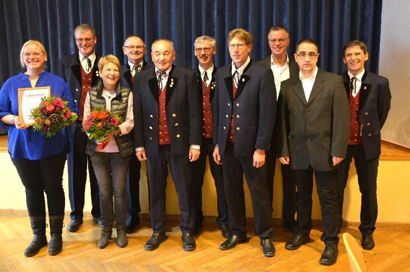 Ehrungen beim Männerchor Ehenfeld. Von links, Chorleiterin Saskia Krügelstein, 2. Vorsitzender Sepp Falk, Sibylla Kustner, Jo Meier, Bernhard Kustner, Vorsitzender Wolfgang Falk, Jürgen Köper, Bürgermeister Hermann Falk, Christian Fink der Geschäftsführer der Sängergruppe Amberg und Fritz Dietl. - Foto von Fritz Dietl