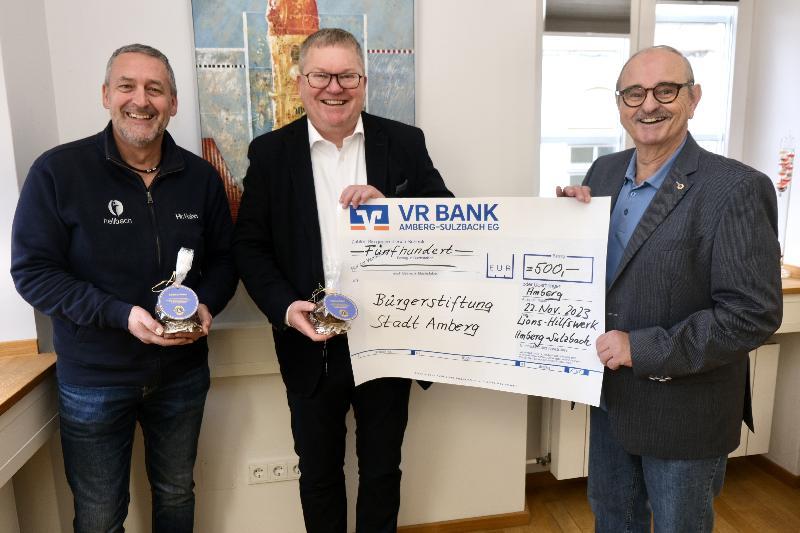 Kostproben ihres diesjährigen Lebkuchenangebots und eine Spende über 500 Euro überbrachten Matthias Hahn (links) und Hans Fürnkäs (rechts) vom Lions-Club Amberg-Sulzbach an OB Michael Cerny. Bild: Uschald - Foto von Uschald