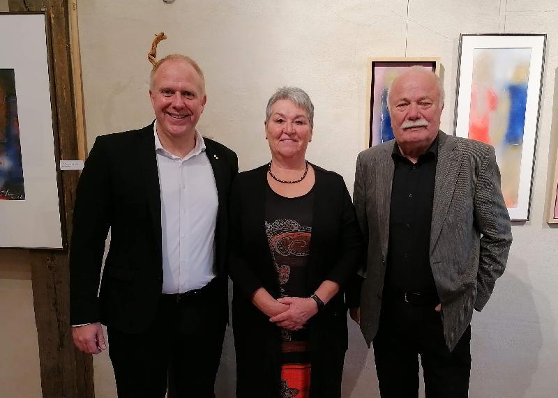 Unter der Überschrift „Herzlich & Spritzig“ präsentiert Jürgen Hartmann (r.) im Schnaittenbacher Kulturstadl  26 Acryl- und Airbrusharbeiten. Sowohl Bürgermeister Marcus Eichenmüller (l.) als auch die Sprecherin des Arbeitskreises Heimat und Kultur Ingrid Müller (Mitte) gratulierten zu den gelungenen Werken. Die Ausstellung sei ein würdiger Abschluss der diesjährigen Schnaittenbacher Kulturtage. - Foto von Werner Schulz