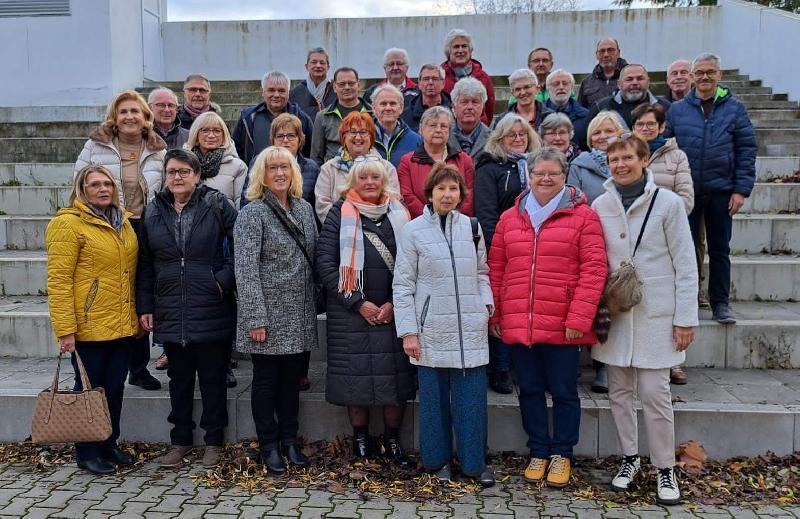 60 Jahre nach ihrer Einschulung kamen sich die Angehörigen des Jahrgangs 1956/1957 anlässlich ihres 66. Geburtstags zu einem Klassentreffen zusammen. Organisiert hatten es Anita Ritz (vorne 2.v.r.), Günter Heidl (3. Reihe r.) und Brigitte Schwarz (verhindert wegen Krankheit). - Foto von Werner Schulz