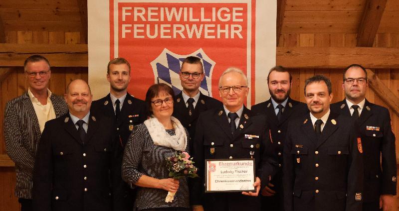 Die Freiwillige Feuerwehr Steiningloh-Urspring würdigte die großen Verdienste von Ludwig Fischer mit der Ernennung zum Ehrenkommandanten. V. l.:  Bgm. Herrmann Falk, stellv. Vors. Michael Schulze, 1. Vors. Michael Pfab, Hedwig Fischer, 1. Kommandant Josef Giehrl, Ehrenkommandant Ludwig Fischer, stellv. Kommandant Quirin Stauber, Kreisbrandinspektor Michael Iberer und Kreisbrandmeister Marco Weiß . - Foto von Werner Schulz