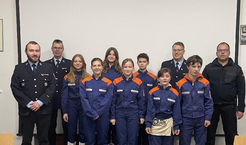 Die FFW Steiningloh-Urspring hat nach sechsjähriger Zwangspause wieder eine Jugendfeuerwehr. Dieser Tage legten die Jugendlichen mit Erfolg ihre erste Prüfung ab. V. l.:
2. Kommandant Quirin Stauber, 1. Kommandant Josef Giehrl, Valentina Lederer, Laura Kummer, Hanna Ries-Pfab, Amy Pfab, Jannis Fischer, Anna Eierer, Jugendwart Tobias Kummer, Markus Eierer und Kreisbrandmeister Marco Weiß.
 - Foto von Werner Schulz