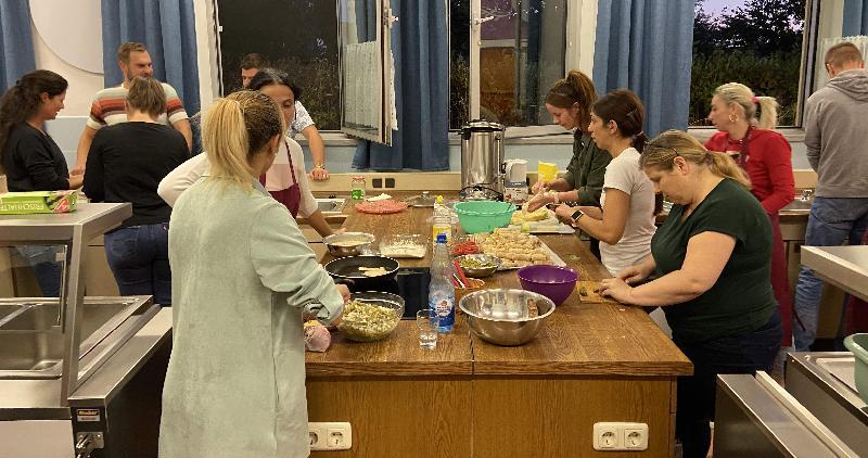 Rumänische Küche war heuer angesagt beim Elternabend des Marien-Kindergartens. Die Mamas und Papas von sechs aus Rumänien stammenden Familien, deren Kinder die KiTa besuchen, zauberten ein äußerst schmackhaftes Buffet mit landestypischen Gerichten. - Foto von Werner Schulz