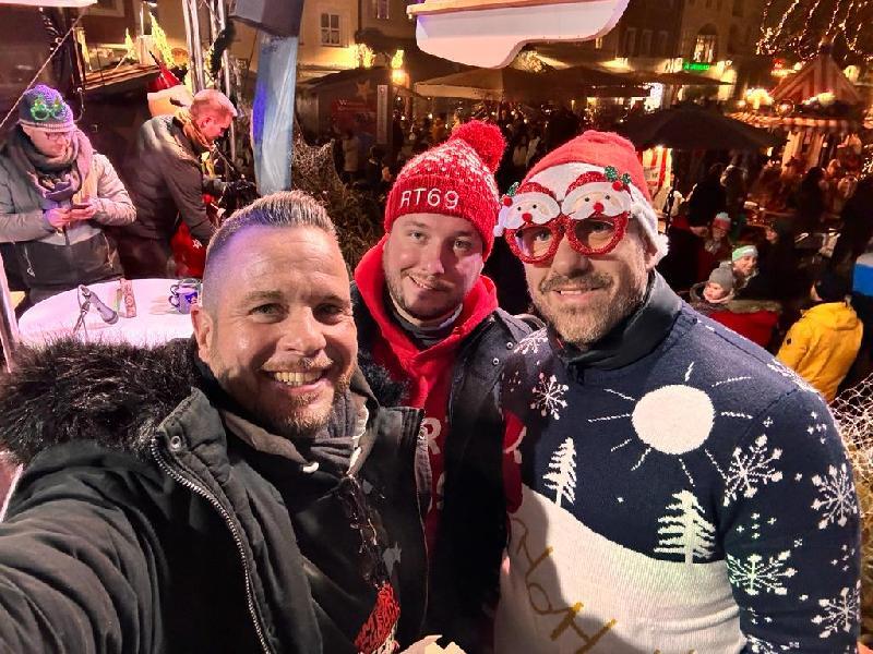 Konnten sich als routinierte Auktionatoren über das Ergebnis der Christbaumversteigerung freuen (von links):  Andreas Diehl, Stefan Fuchs und Fabian Wendl. Bild: Uschald - Foto von Uschald