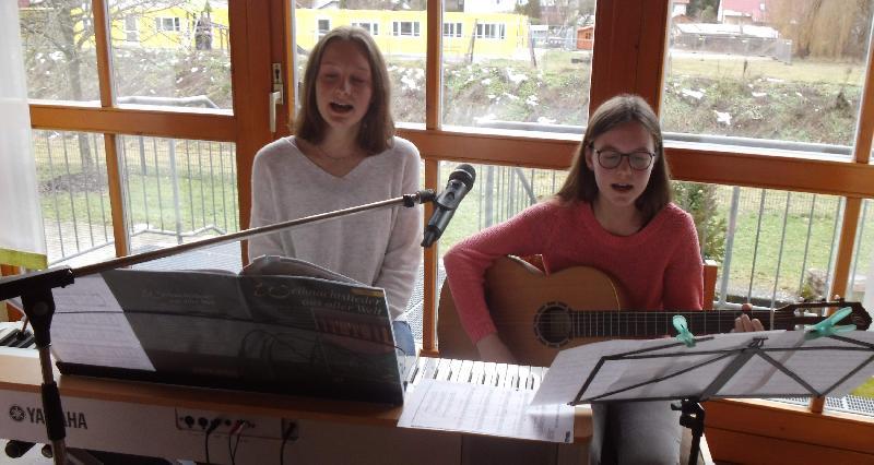 Für eine stimmungsvolle Umrahmung der Veranstaltung sorgten die Schwestern Christina (l.) und Carolina Luber (r.). Von ihnen selbst am Keyboard bzw. mit der Gitarre begleitet boten sie eine ausgezeichnete gesangliche Leistung bei den Advents- bzw. Weihnachtsliedern. - Foto von Werner Schulz