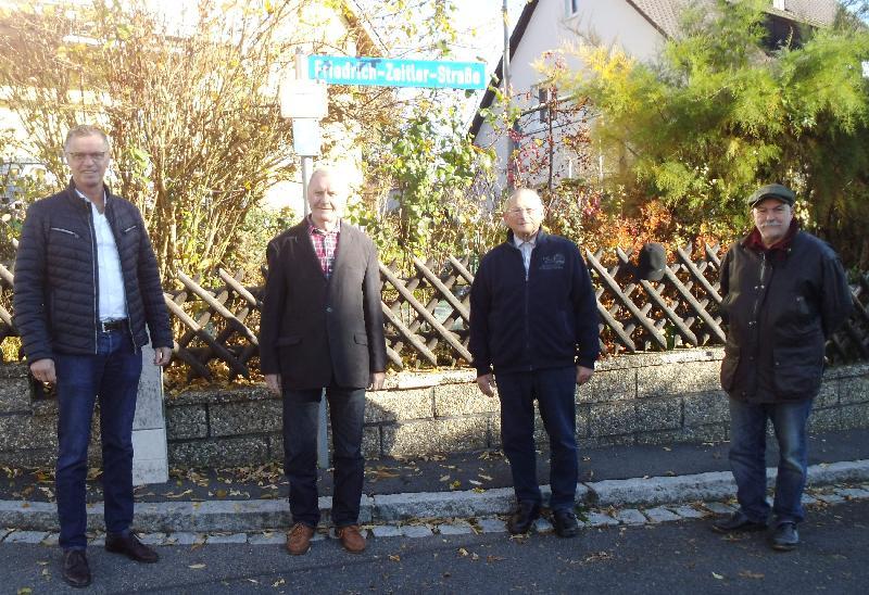 Am 4. November 1965 beschloss der Stadtrat, eine Straße nach dem Ehrenbürger, Geistlichem Rat Friedrich Zeitler, zu benennen. Die Friedrich-Zeitler-Straße reicht von der Walkstraße im Osten bis zur Max-Reger-Straße im Westen. Im Bild v. l.: Bürgermeister Hermann Falk, Altbürgermeister Helmut Rösch, Ex-Stadtrat Hermann Gebhard (beide Ministranten zu Zeitlers Zeiten) und Stadt-Heimatpfleger Sepp Strobl. - Foto von Werner Schulz