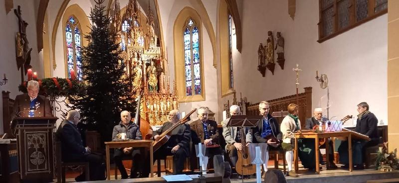Zu „Muse und G’sang im Advent“ lud der Heimat-und Trachtenverein am 3. Adventsonntag in die Stadtpfarrkirche Mariä Himmelfahrt ein. Die gut 200 Besucher spendeten den Akteuren anhaltenden Applaus. V. l.: Franz Dolles, Uwe Hermann und Freind, Ehenfelder Sänger und Wernberger Stubenmusi. Nicht im Bild (da auf der 2. Empore): Bläserquintett des Musikzugs. - Foto von Werner Schulz