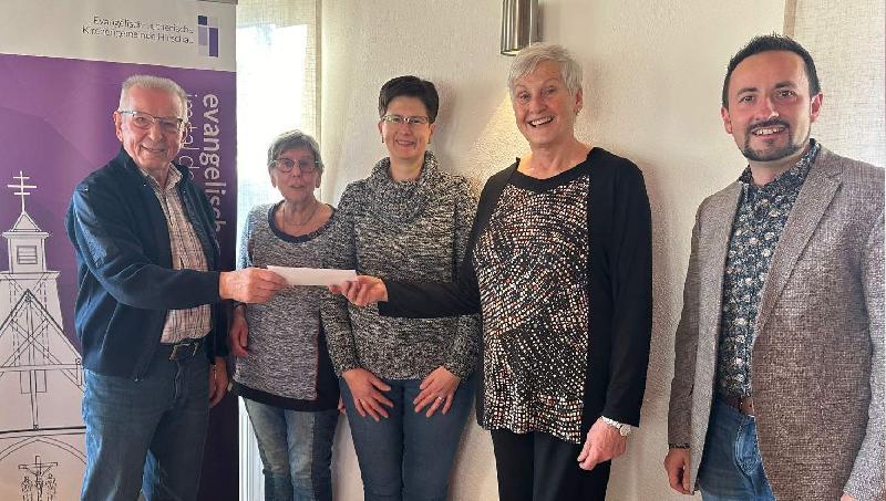 Zur Unterstützung der Arbeit des evangelischen Seniorenkreises übergab Stadtrat Rudi Wild  einen 300-Euro-Scheck der Stadt Hirschau. V. l.: Stadtrat Rudi Wild, stellv. Seniorenkreisleiterin Gabriele Heuberger, Stadträtin Hildegard Gebhardt, Seniorenkreisleiterin Ingrid Schlosser und Pfarrer Stefan R. Fischer. - Foto von Werner Schulz
