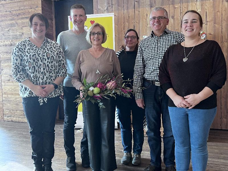 Die neu gewählte Vorstandschaft der Selbsthilfegruppe Krebskranker Kinder. V. l.: Beisitzerin Kathrin Hoffmann, 2. Vorsitzender Marco Kind, 1. Vorsitzende Petra Waldhauser, Beisitzerin Yvonne Nicklas, Schatzmeister Thomas Sperber und Schriftführerin Anja Schmidt. - Foto von Werner Schulz