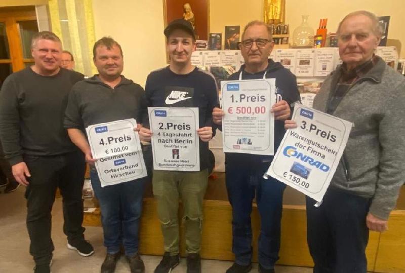 Lukrative Geld- und Sachpreise gab es beim 56. CSU-Festtagspreisschafkopf zu gewinnen. Bei der Siegerehrung v. l.: Chef-Organisator Stadtrat Martin Merkl, Martin Bäumler, Daniel Hollweck, Sieger Alfred Flierl und Altbürgermeister Helmut Rösch. - Foto von Werner Schulz