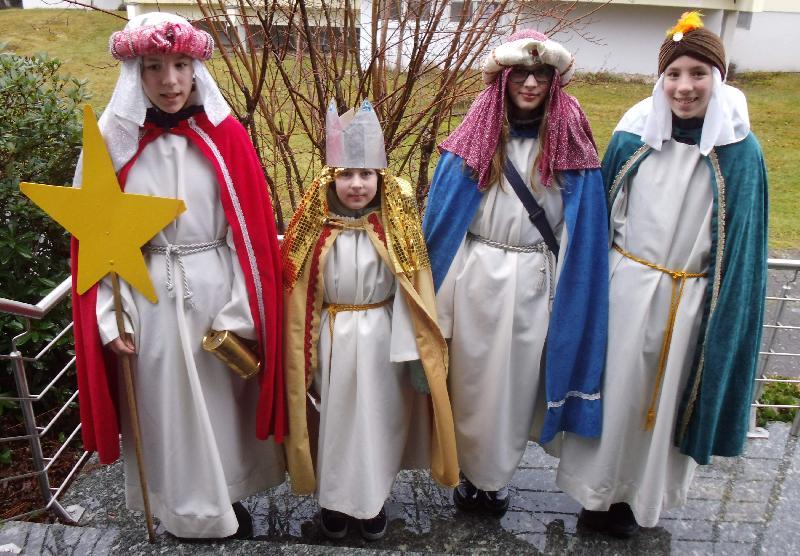 Seit Mittwoch sind die Sternsinger bis einschließlich dem Dreikönigstag im Hirschauer Stadtgebiet, in Weiher und in Krickelsdorf unter dem Leitwort „Gemeinsam für unsere Erde – in Amazonien und weltweit“ von Haus zu Haus unterwegs. - Foto von Werner Schulz
