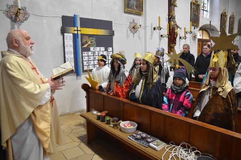 Die Ministrantinnen und Ministranten der Pfarrei Ehenfeld nach dem Festgottesdienst zusammen mit Pater Lindner, 2. Reihe, 3. v. li. und Gemeindereferentin Barbara Schlosser, hinten li.
Pater Lindner segnet die Sternsinger und ihre Utensilien.
 - Foto von Fritz Dietl