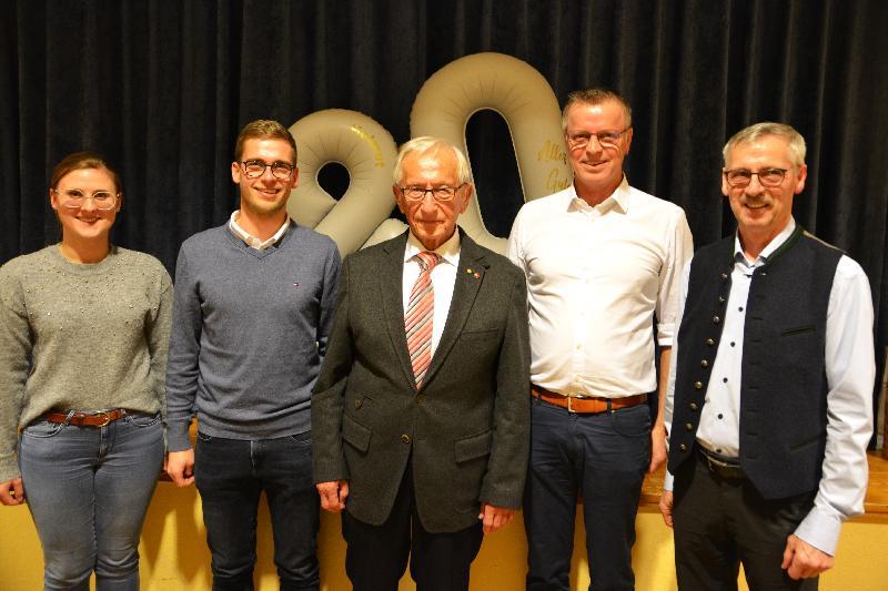 Nicht nur Bürgermeister Hermann Falk (2. v. re.) gratulierte Helmut Sperber (Mitte) zum 80. Geburtstag, sondern auch der Vorsitzende des Männerchors, Wolfgang Falk (re.) und Selina Dorner und Andreas Falk für die DJK Ehenfeld-Massenricht. - Foto von Fritz Dietl