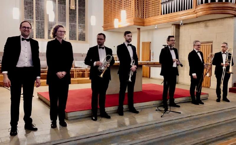 Am Sonntag, 21. Januar, gibt das Ärzteorchester „Medical Brass“ um 17 Uhr in der Kirche St. Konrad in Ammersricht ein Benefizkonzert zugunsten der Hilfsorganisation „Ärzte ohne Grenzen“. Gegründet wurde das Orchester von Prof. Dr. Richard Feyrer (3.v.r.), einem gebürtigen Amberger. - Foto von Werner Schulz