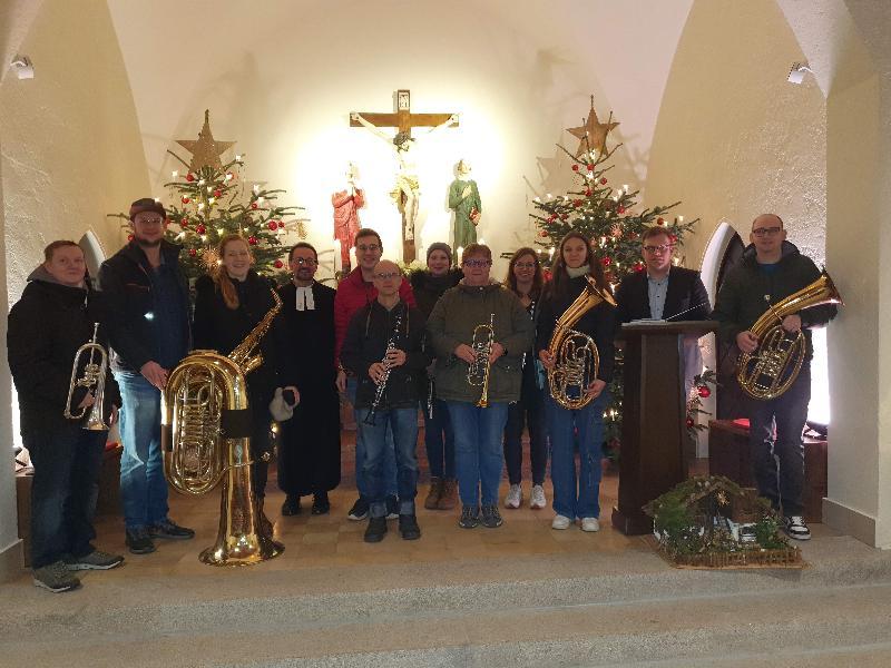 „Wie geht Gottesdienst 2.0?“ Darüber ließen sich Musikerinnen und Musiker auf Einladung des Nordbayerischen Musikbundes bei einem Workshop in Hirschau von Kreisdirigent Dr. Christian Bäuml (2.v.r.) und Pfarrer Stefan R. Fischer (4.v.l.) informieren. Mit den erarbeiteten Inhalten wurde abschließend der Gottesdienst in der Gustav-Adolf-Gedächtnis-Kirche musikalisch gestaltet. - Foto von Werner Schulz