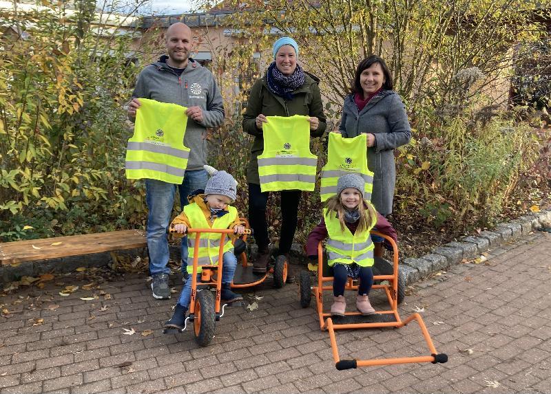 Eine verspätete Weihnachtsüberraschung bescherte Round Table dem Kinderhaus St. Konrad. Auf dem Foto von links RT-Vizepräsident Dr. Andreas Heil mit Ehefrau Lisa und Tanja Kaschny, Leiterin des Kinderhauses St. Konrad. Bild: Uschald - Foto von Uschald