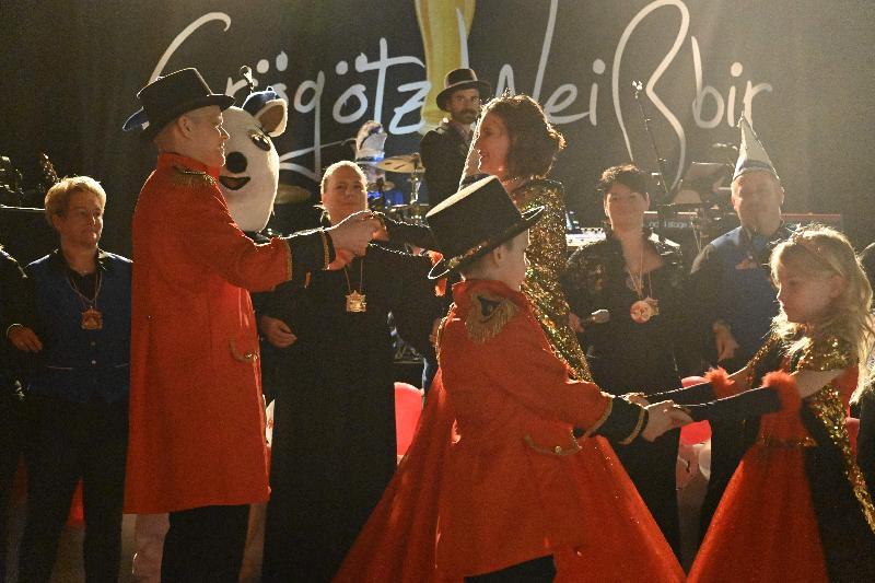 Das Kinderprinzenpaar Tim I. und Lena I. legten gemeinsam mit dem Prinzenpaar Stephan I. und Sabine I. bei ihrem Ehrenwalzer zum Songtitel „Rewrite The Stars“ eine kesse Sohle aufs Parkett und ernteten dafür stürmischen Beifall. Mit im Bild: Präsidentin Regina Merkl (hinten 2.v.r.) und Vizepräsidentin Michaela Meier (hinten 2.v.l.). - Foto von Werner Schulz