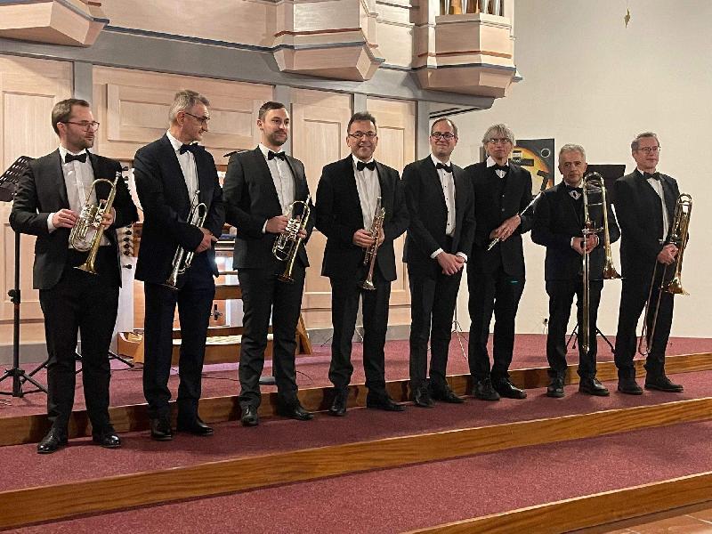 Ein mit stehenden Ovationen gefeiertes Benefizkonzert von höchstem Niveau bot das von Professor Dr. Richard Feyrer (4. v. l.) gegründete Orchester „Medical Brass“ letzten Sonntag in der Ammersrichter Pfarrkirche St. Konrad. V. l.: Dr. Lorenz Birnbacher, Helmut Mörtl, Dr. Johannes Feyrer, Prof. Dr. Richard Feyrer, Andreas Feyrer, Dr. Reinhard Ströhle, Dr. Konrad Scheuerer und Peter Kneißl. - Foto von Werner Schulz