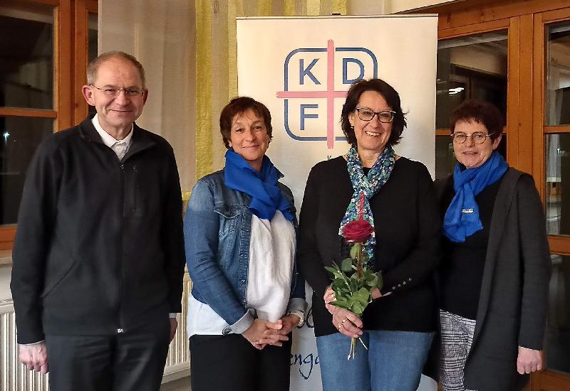 Mit Andrea Aures und Anna Hirmer (verhindert) konnten bei der Jahreshauptversammlung zwei Frauenbund-Neumitglieder begrüßt werden. V. l.: Stadtpfarrer Johann Hofmann, Vorsitzende Angela Schreiner, Andrea Aures und Vorsitzende Ulrike Mutzbauer. - Foto von Werner Schulz