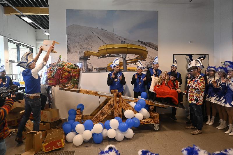 Jede Menge Schleckereien – knapp 90 Kilogramm - wird es am Samstag beim Hirschauer Kinderfaschingszug regnen. Bürgermeister Falk (l.) und Marktleiter König hatten ordentlich zu tun, bis sie genug Süßigkeiten eingefüllt hatten, um Prinz Tim I. und Prinzessin Lena I. in die Höhe zu hieven. Moderiert wurde die Zeremonie von Lucky (r.), dem Bayerischen Witzemeister und Gstanzlsänger.

 - Foto von Werner Schulz