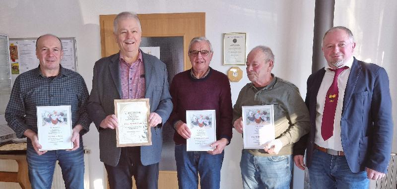 Die Ehrung treuer Mitglied war ein wichtiger Tagesordnungspunkt bei der Jahreshauptversammlung des Geflügelzuchtvereins Schnaittenbach-Hirschau. V. l.: Peter Heindl (50 Jahre), Reinhold Strobl (60 Jahre), Michael Kumeth (50 Jahre), Ehrenvorsitzender Erwin Singer und Vorsitzender Gerhard Heindl. - Foto von Werner Schulz