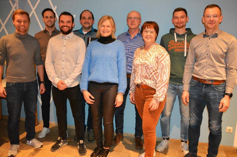 Dritter Bürgermeister Hermann Gebhard re. gratulierte nach der Wahl den Wiedergewählten:
Von li., 1. Vorsitzender Manuel Falk, Kassier Marco Meier, 2. Vorsitzender Thomas Kummer, Betriebsleiter Daniel Kummer, Schriftführerin Angelika Meyer, Kassenprüfer Joachim Winkler, Küchenleitung Brigitte Gnan und Kassenprüfer Jakob Hüttner.
 - Foto von Fritz Dietl