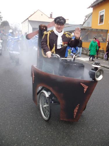 Mit einem nicht alltäglichen Gefährt, einem Dampf ausstoßenden Steampunk Bicycle, war Roland Fritsch an der Spitze des Gaudiwurms unterwegs. - Foto von Werner Schulz