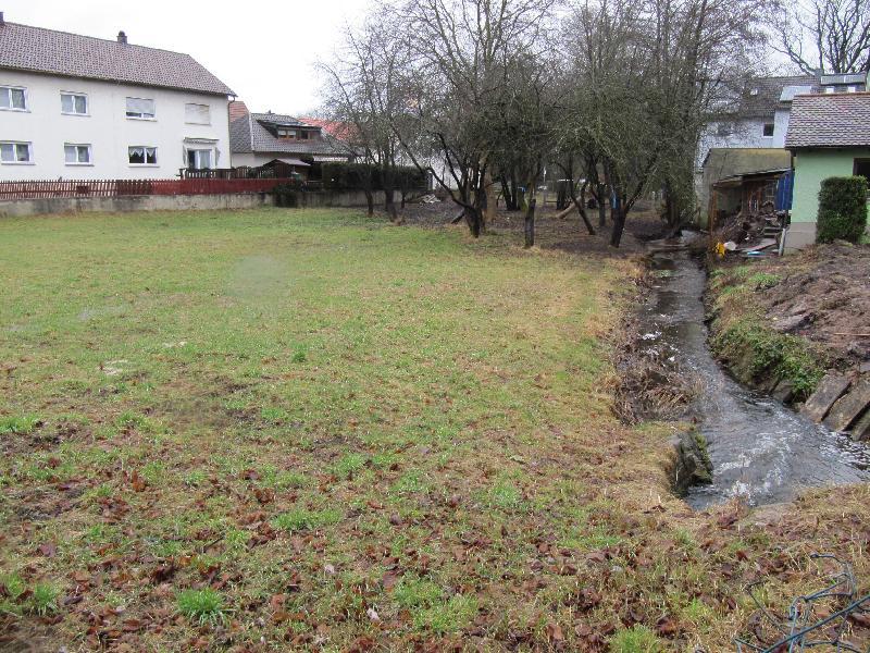 Unter dieser Wiesenfläche an der Schönbrunnerstraße könnte ein weiteres Regenüberlaufbecken für Entspannung im Abwassernetz bei intensiven Niederschlägen sorgen. - Foto von Gerhard Fleischmann