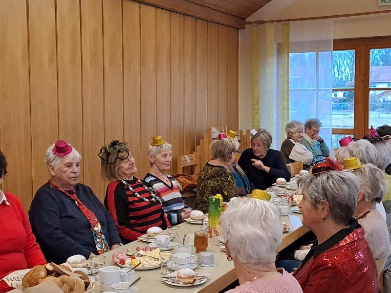 Leckere Gaumenfreuden wurden den Frauenbundmitgliedern beim Faschings-Frühstück im Pfarrheim angeboten, u.a. auch „Puffel“, „Kreppel“ und „Berliner“, die bei uns „Krapfen“ heißen. - Foto von Werner Schulz