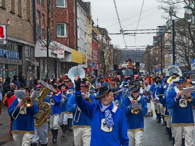 Pünktlich um 11.11. Uhr startete der vom Stammtisch „Saubande“ veranstaltete Gerresheimer Veedelszoch – mit dabei der Hirschauer Musikzug mit Dirigent Marcus Hoffmann an der Spitze. Er ist zum ersten Mal in Düsseldorf mit dabei. - Foto von Werner Schulz