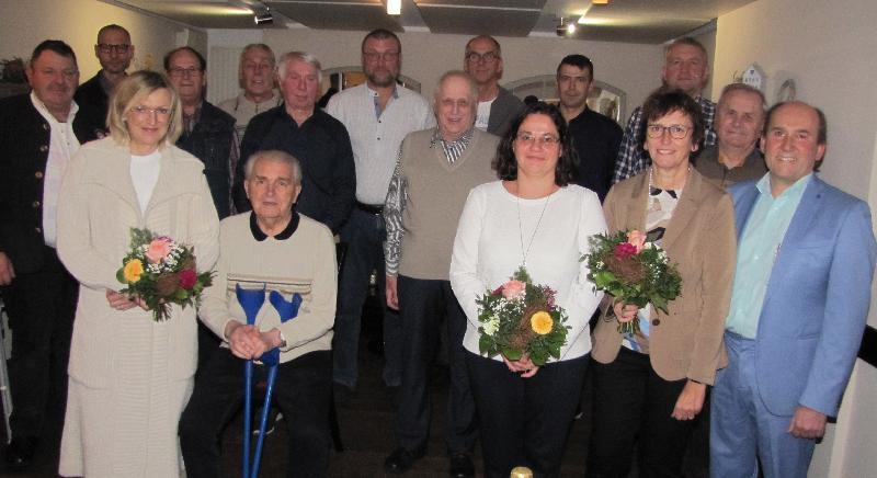 Bei der Jubilarehrung im Restaurant Goldener Hirsch zeichnete die Industriegewerkschaft Bergbau, Chemie, Energie (IG BCE) langjährige verdiente Mitglieder aus.
Vordere Reihe von links: Christine Mrosek, Felix Fischer, Silvia Lautenbach, Gertrud Dolles-Schmidt, Ortsgruppenvorsitzender Josef Birner.
Hintere Reihe: Stellvertretender Ortsgruppenvorsitzender Josef Finster, IG BCE Bezirksleiter Rainer Hoffmann, Adolf Robl, Volker Klementa, Georg Rösch, Bernhard Eitner, Johann Strobl, Alexander Flor, Christian Gredler, Johannes Piehler, Bernhard Wicke.
 - Foto von Birner Josef