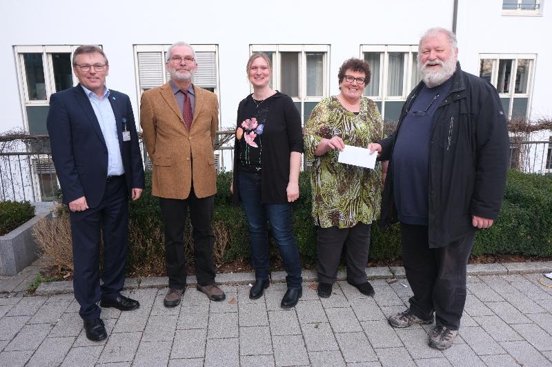 Mit einer Spende in Höhe von 2.000 Euro unterstützt die Loge Septem Fontes die wertvolle Arbeit des Kinderpalliativteams Ostbayern. Von links Krankenhausverwalter Manfred Wendl, Logen-„Ceremonienmeister“ Johannes Witte, Oberärztin Dr. med. Sonja Gromer, Pflegeleiterin Karin Borchert und Ludwig von Stern, Sekretär der Loge Septem Fontes. Bild: Uschald - Foto von Uschald