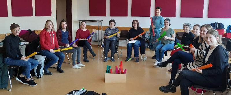 Die Teilnehmerinnen des Workshops „Elementares Musizieren im Musikverein in der Altersgruppe 0 bis 7 Jahre“ in Aktion mit den Boomwhackers. Stehend: Kursleiterin Stephanie Jung, sitzend l.: Organisatorin Dr. Lucia Bäuml. (Bild: Bäuml) - Foto von Werner Schulz