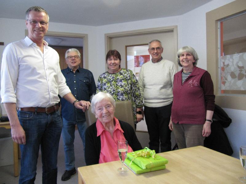 Zum 90.Geburtstag freute sich Anna Weiß besonders über den Besuch ihrer vier Kinder. 1.Bürgermeister Hermann Falk, links gratulierte im Namen der Stadt und des Landrats - Foto von Gerhard Fleischmann