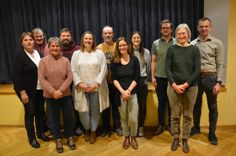 Zufriedene Gesichter nach der Wahl. 3. Bürgermeister Hermann Gebhardt bedankte sich bei den ausgeschiedenen und gratulierte den neuen Vorstandsmitgliedern. - Foto von Fritz Dietl