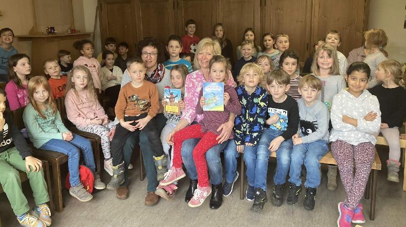 Ein absoluter Volltreffer wurde der Vorlesenachmittag in der Stadt- und Pfarrbücherei. 55 Kindergartenkinder, Erst- und Zweitklässler ließen sich von Hildegard Feyrer (vorne sitzend 6. v. r.) und den von ihr vorgetragenen Abenteuern des „Räuber Hotzenplotz“ faszinieren. Mit im Bild Büchereileiterin Charlotte Fleischmann (vorne 8. v. r.). - Foto von Werner Schulz