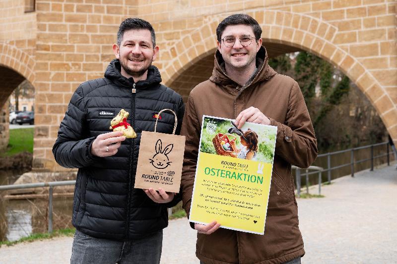 Franz v. Klenck und Philipp Koch präsentieren die Osteraktion von Round Table 235-Amberg-Sulzbach und rufen zum Spenden auf.
Foto: Dominik Lenz
 - Foto von Dominik Lenz