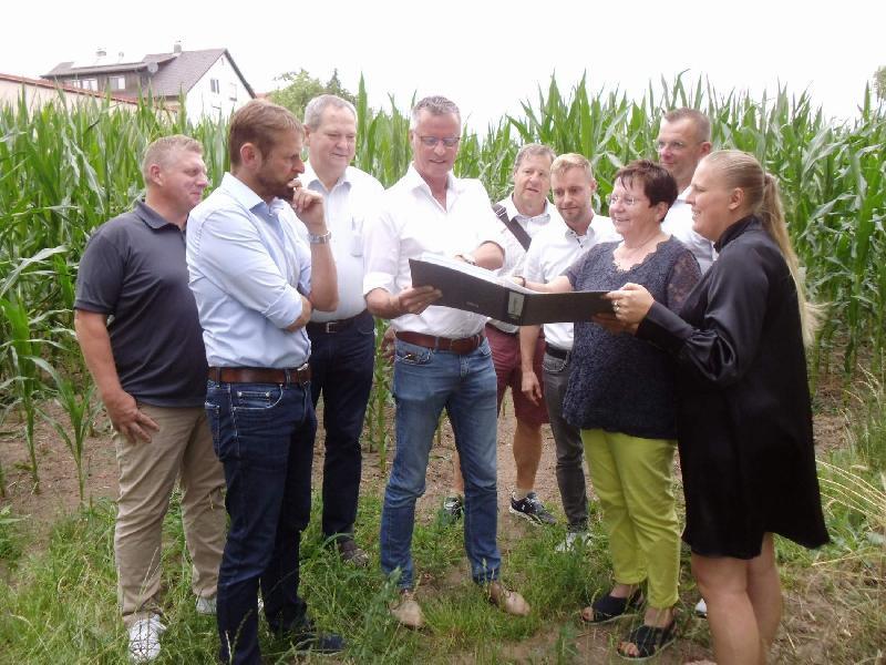 Die Mitglieder der CSU-Fraktion und Bürgermeister Hermann Falk stehen am Sonntag den Krickelsdorfern beim Frühschoppen im Gasthof „Zur Linde“ Rede und Antwort. - Foto von Werner Schulz